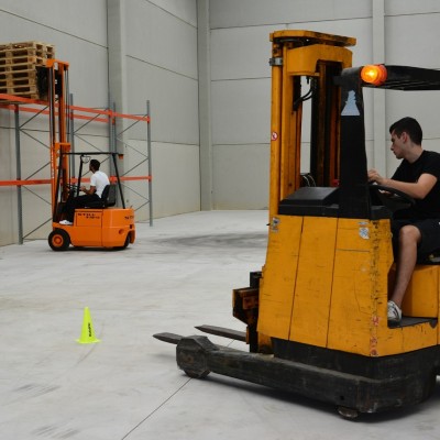 Exploring the Differences Between Reach and Counterbalance Forklifts
